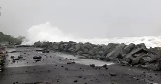 ভারতের উপকূলে আঘাত হেনেছে প্রবল ঘূর্ণিঝড় ‘মন্থা’